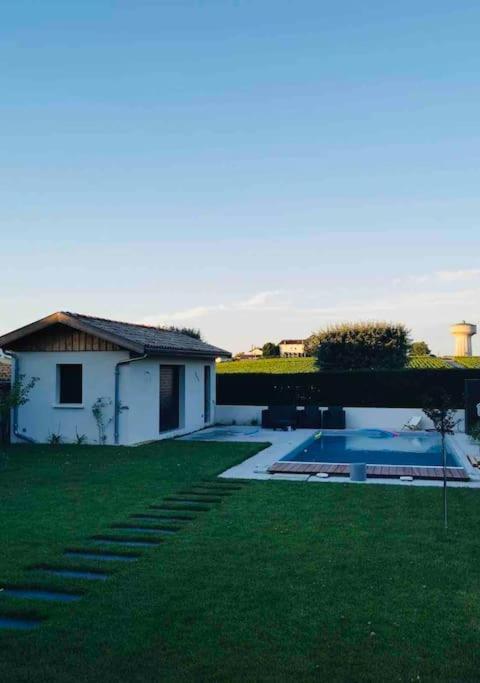 Vue Piscine Au Calme Pres Des Vignes Pessac
