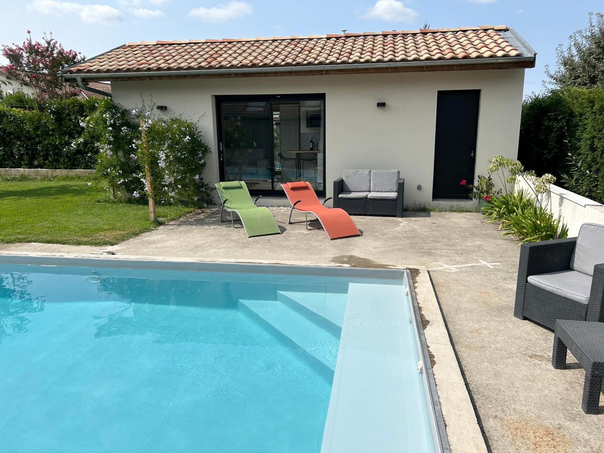 Vue Piscine Au Calme Pres Des Vignes Pessac